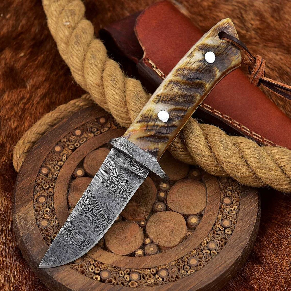 Artisan Crafted Damascus Skinning Knife with Elegant Sheep Horn Handle - 7.75 inches - Korvel