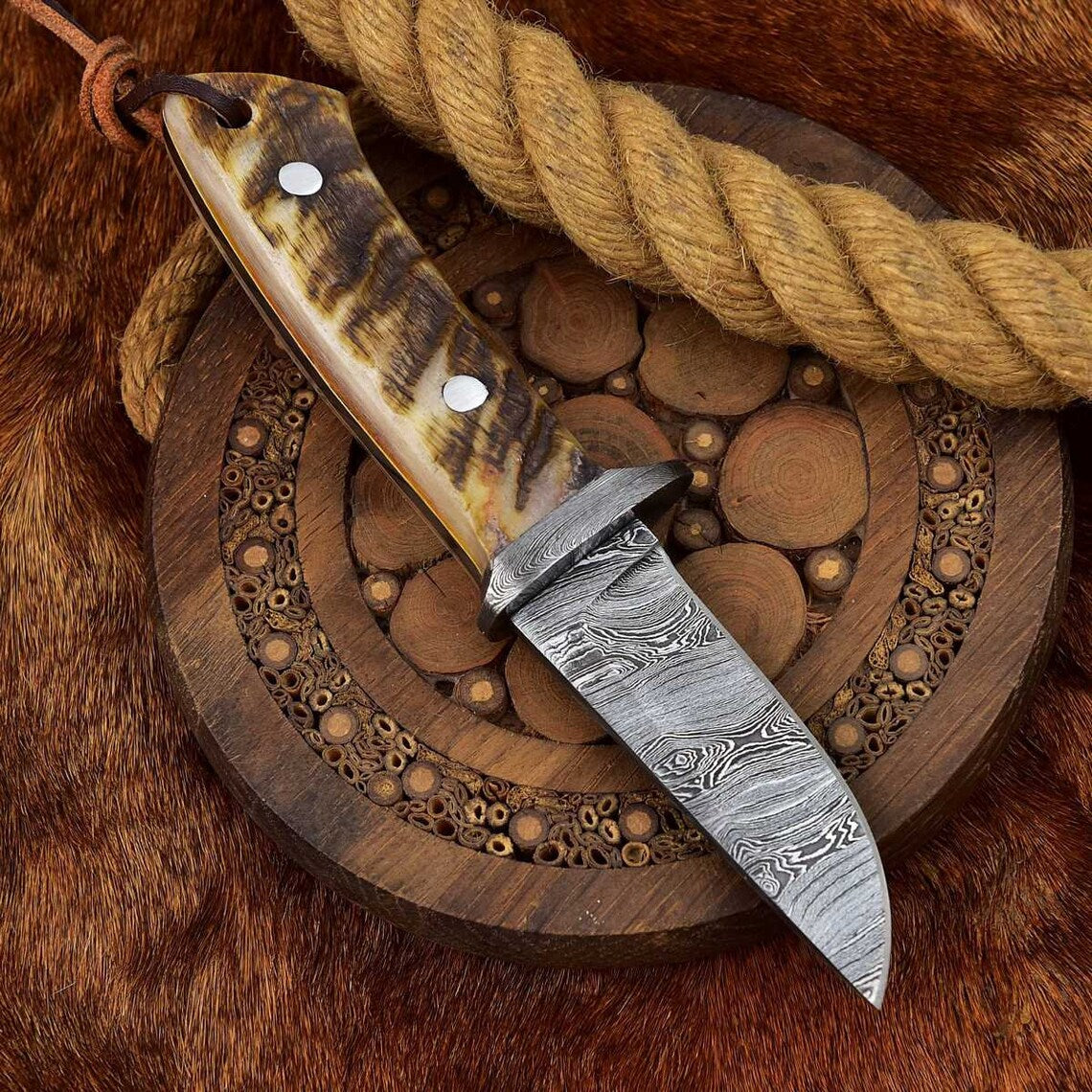 Artisan Crafted Damascus Skinning Knife with Elegant Sheep Horn Handle - 7.75 inches - Korvel