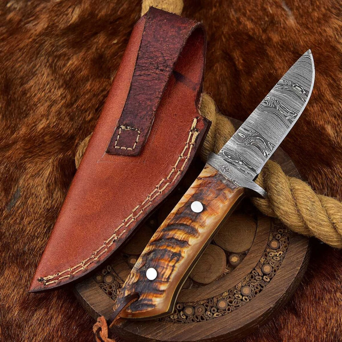 Artisan Crafted Damascus Skinning Knife with Elegant Sheep Horn Handle - 7.75 inches - Korvel