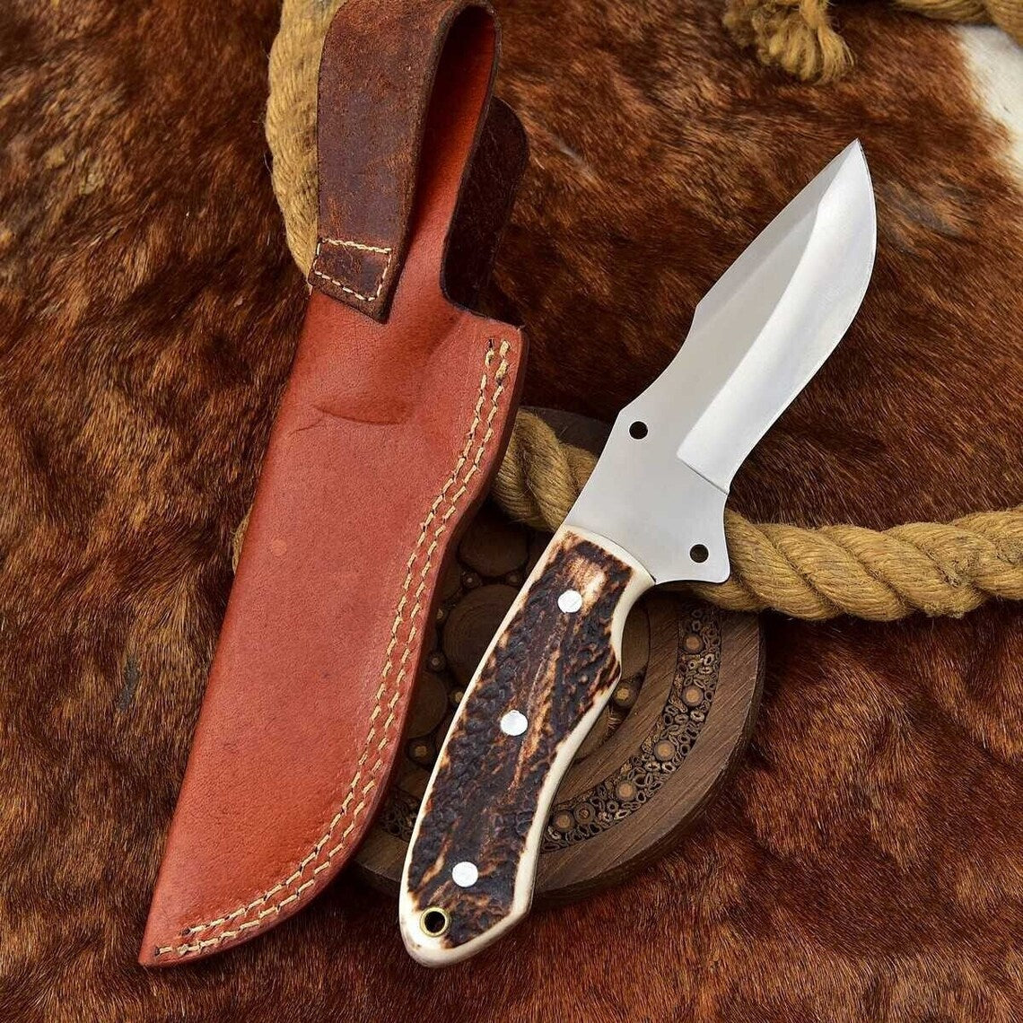 Expertly Crafted Custom Skinning Knife with Premium Leather Sheath - Korvel