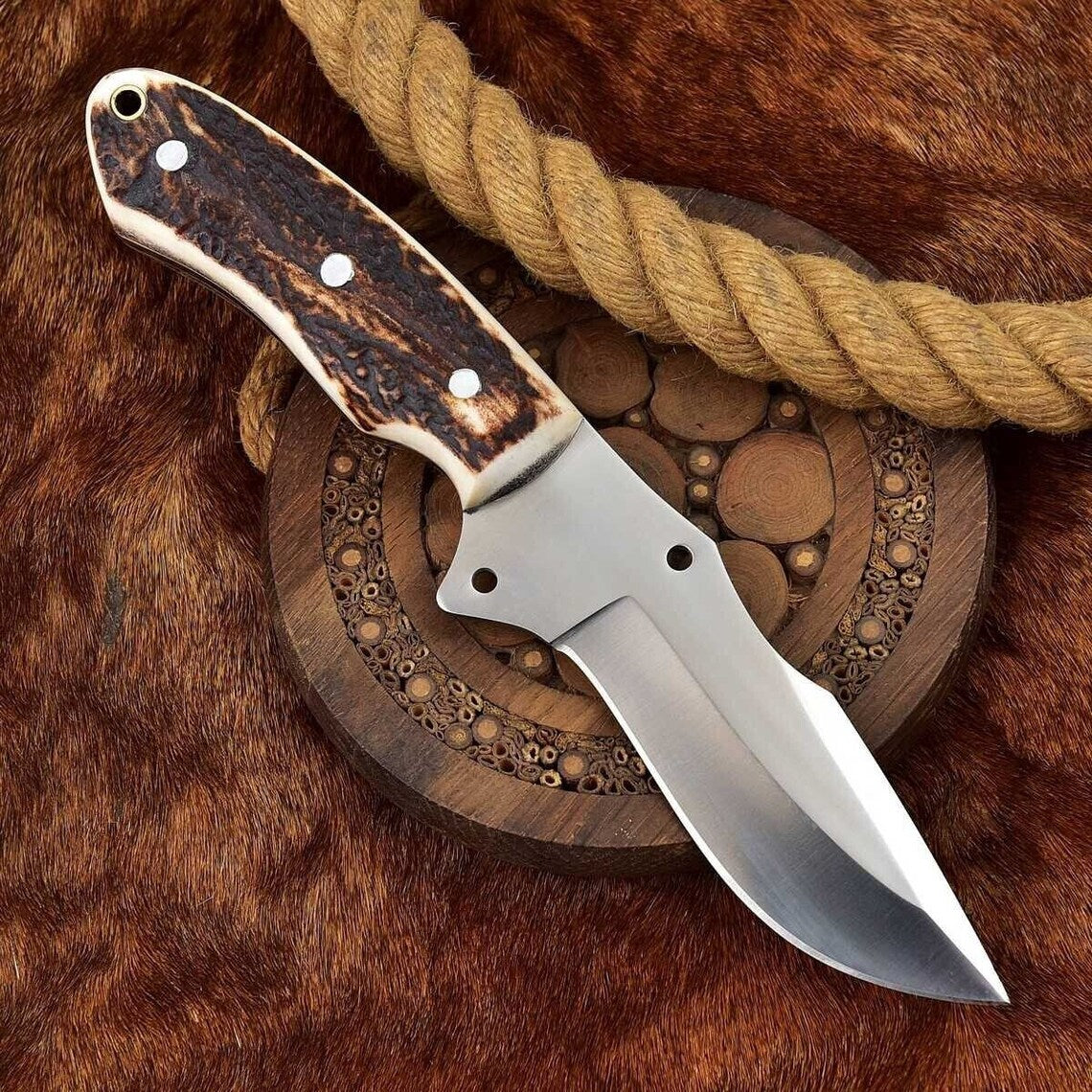 Expertly Crafted Custom Skinning Knife with Premium Leather Sheath - Korvel