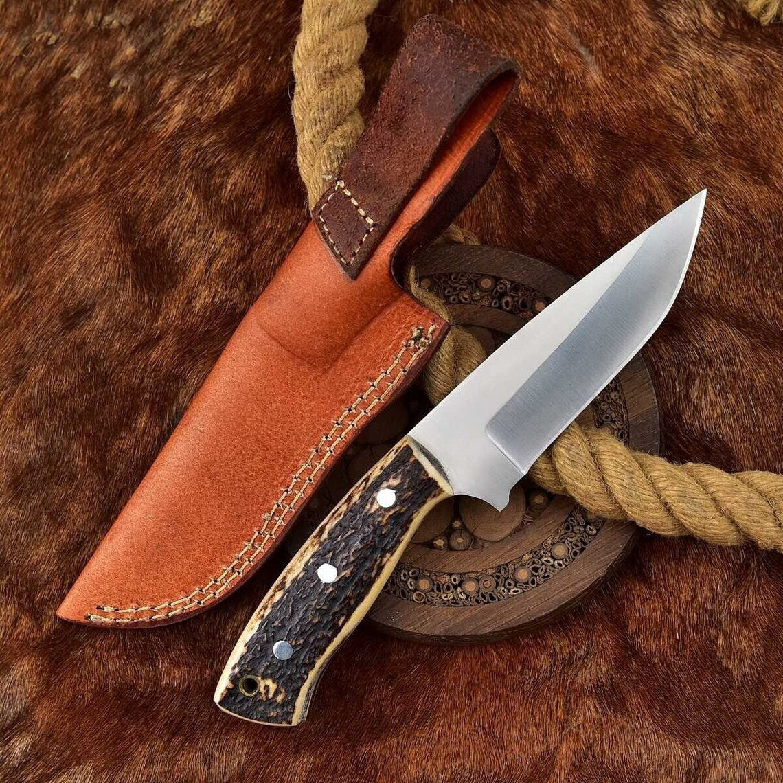 Premium Custom Skinning Knife with Elegant Leather Sheath - Korvel