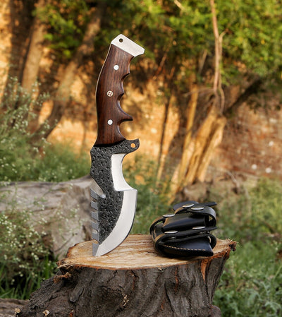 Adventure-Ready Trackers Knife – Exquisite Handmade Damascus Blade with Unique Horn Handle - Korvel