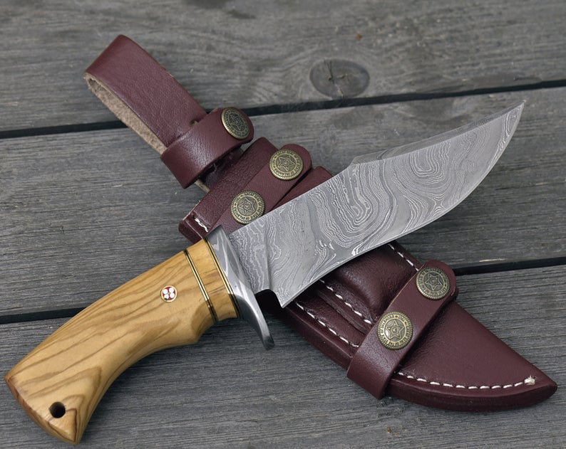Handcrafted Olive Wood Hunting Knife with Damascus Steel Blade - Korvel