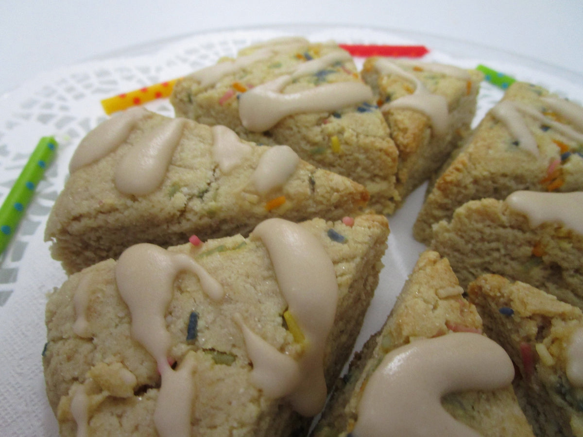 Scones de Cumpleaños de Vainilla Sin Granos - KETO y Vegano