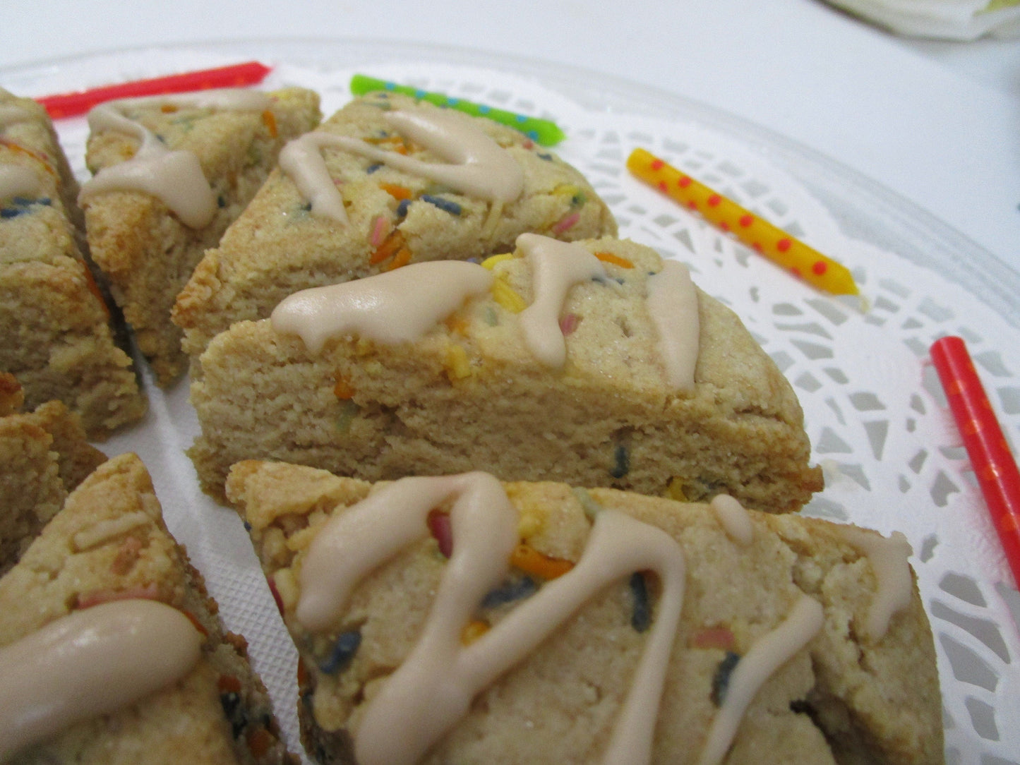 Scones de Cumpleaños de Vainilla Sin Granos - KETO y Vegano