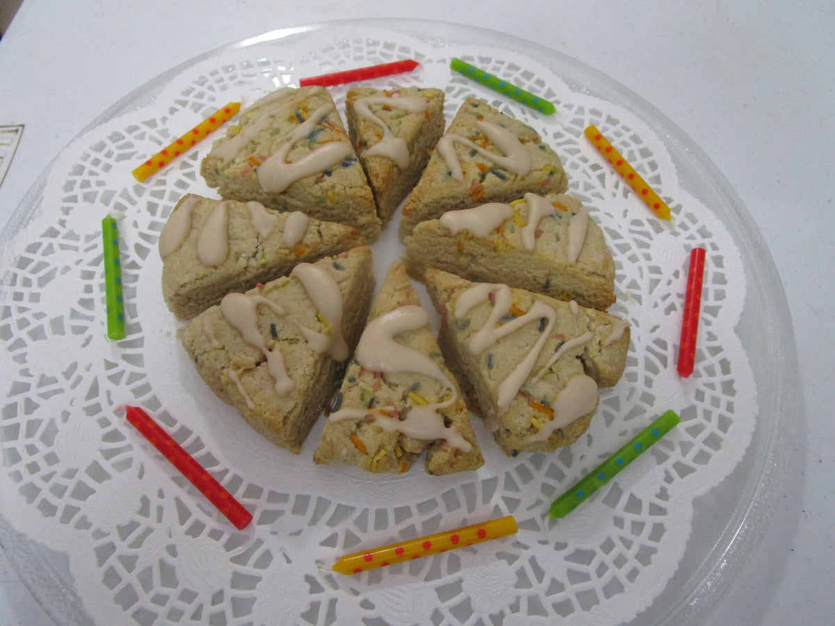 Scones de Cumpleaños de Vainilla Sin Granos - KETO y Vegano