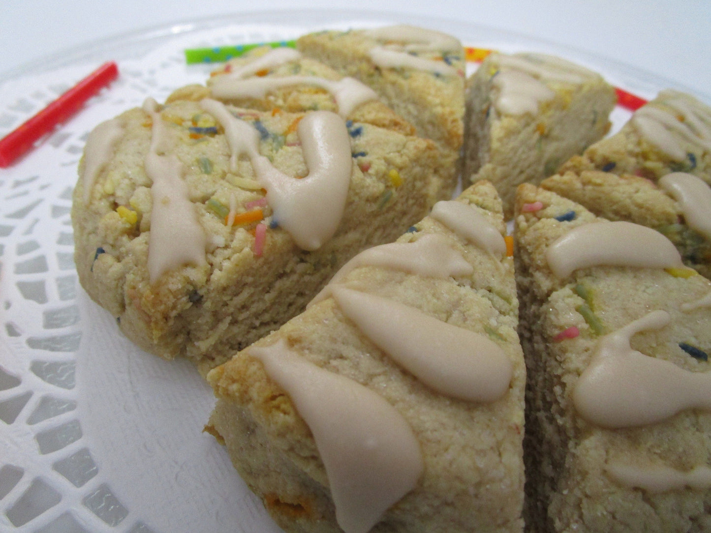 Scones de Cumpleaños de Vainilla Sin Granos - KETO y Vegano