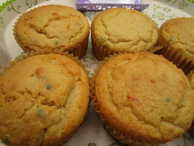 Muffins Keto de Pastel de Cumpleaños de Vainilla - Sin Gluten y Bajo en Carbohidratos