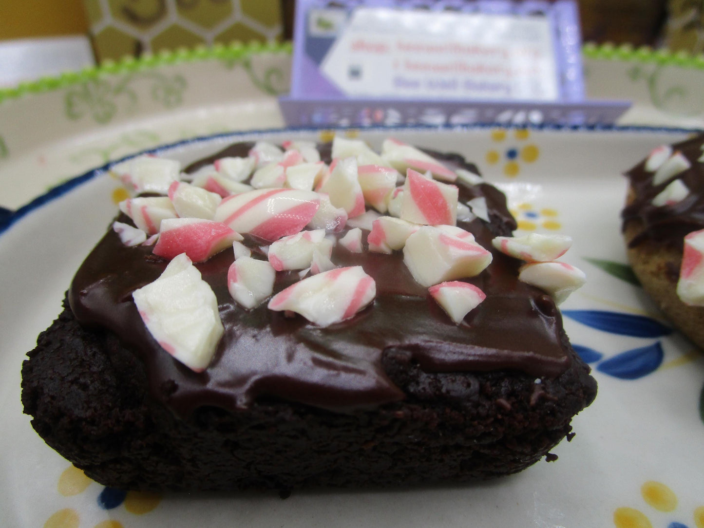 Brownies gourmets sans gluten avec des paillettes à base de plantes