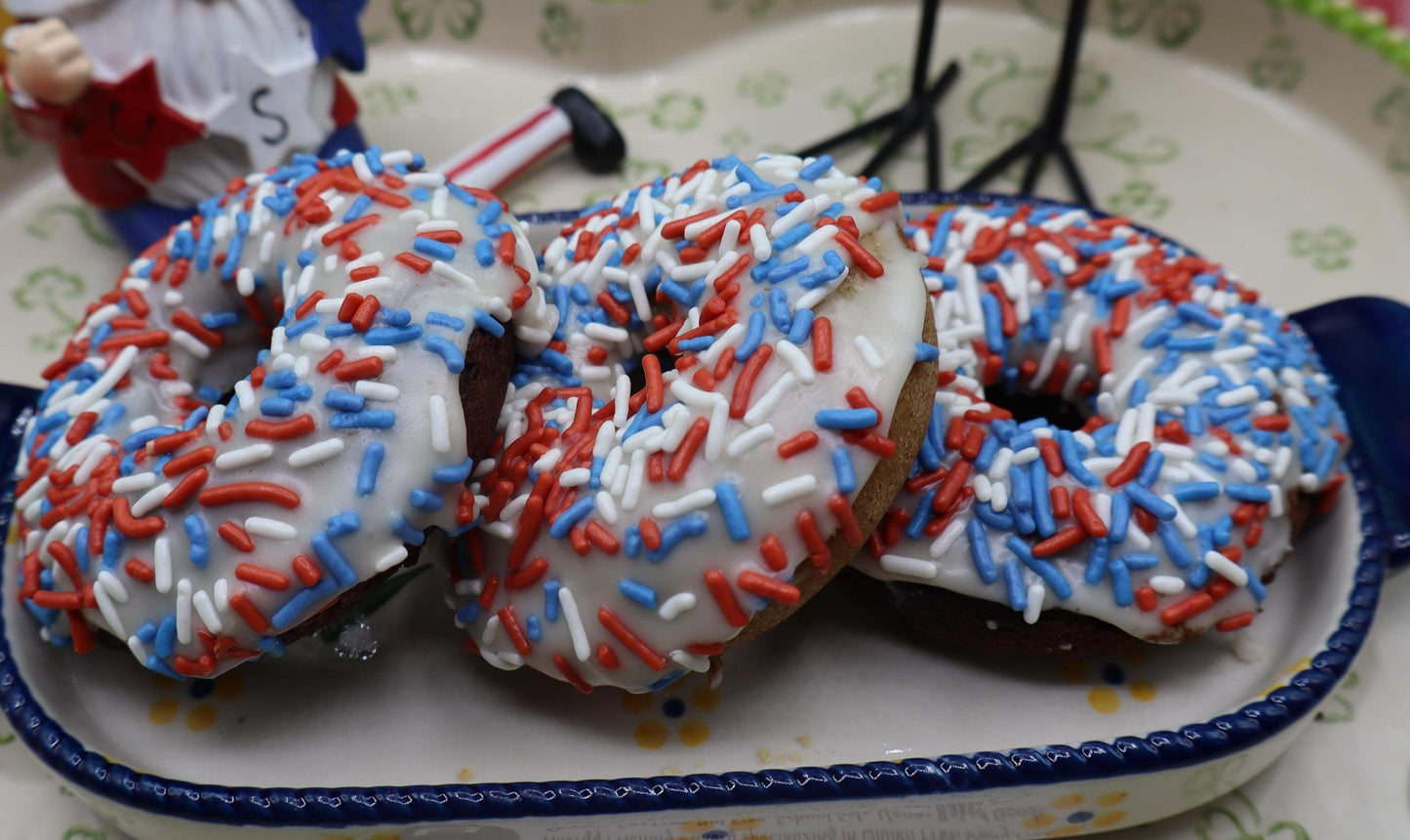 Donuts véganes sans gluten patriotiques avec des paillettes naturelles