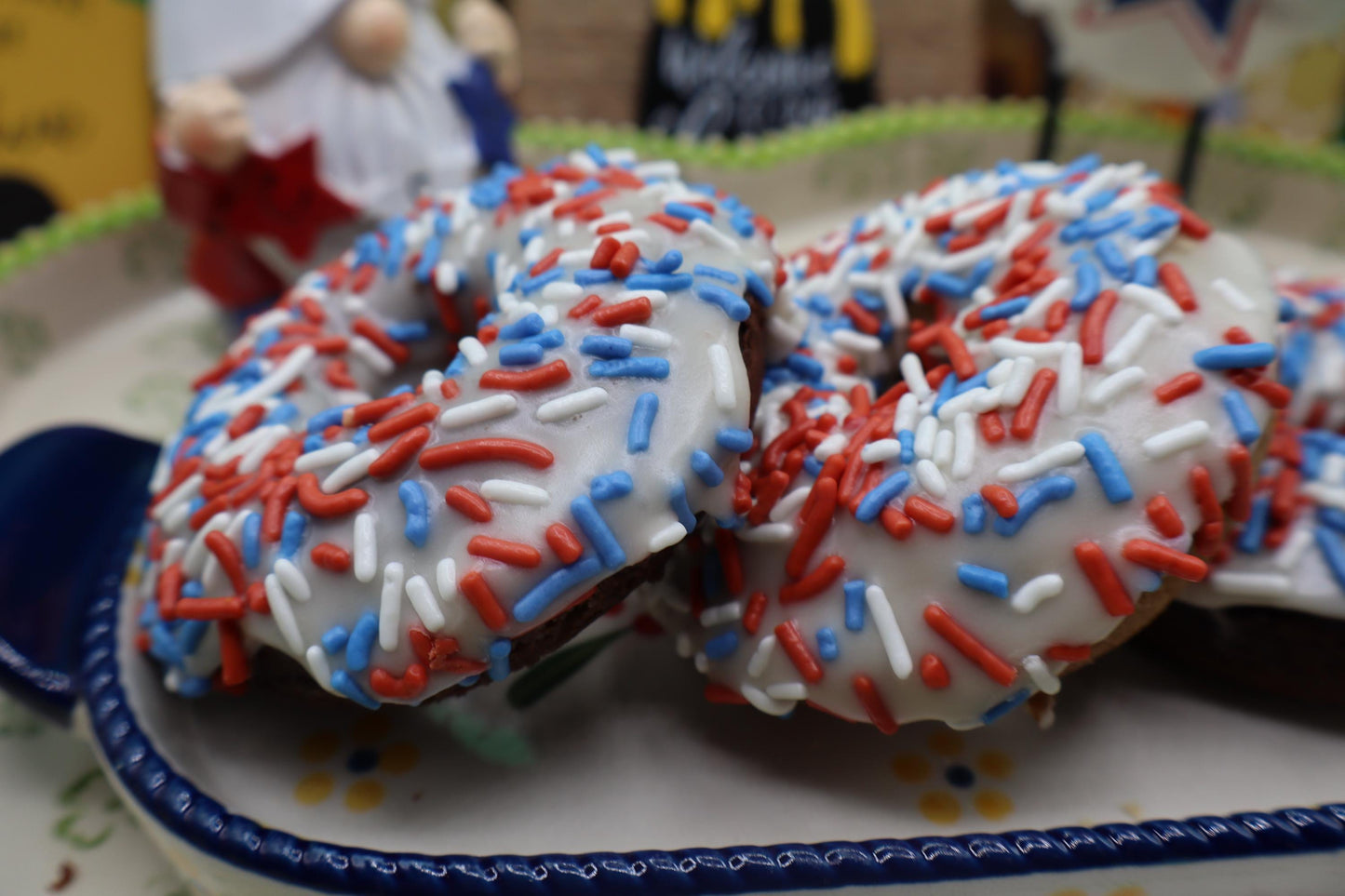 Donuts véganes sans gluten patriotiques avec des paillettes naturelles
