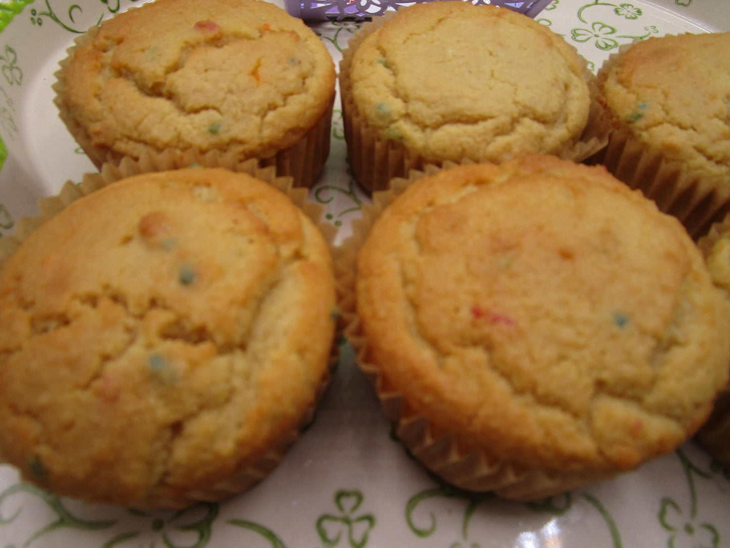Muffins Keto de Pastel de Cumpleaños de Vainilla - Sin Gluten y Bajo en Carbohidratos