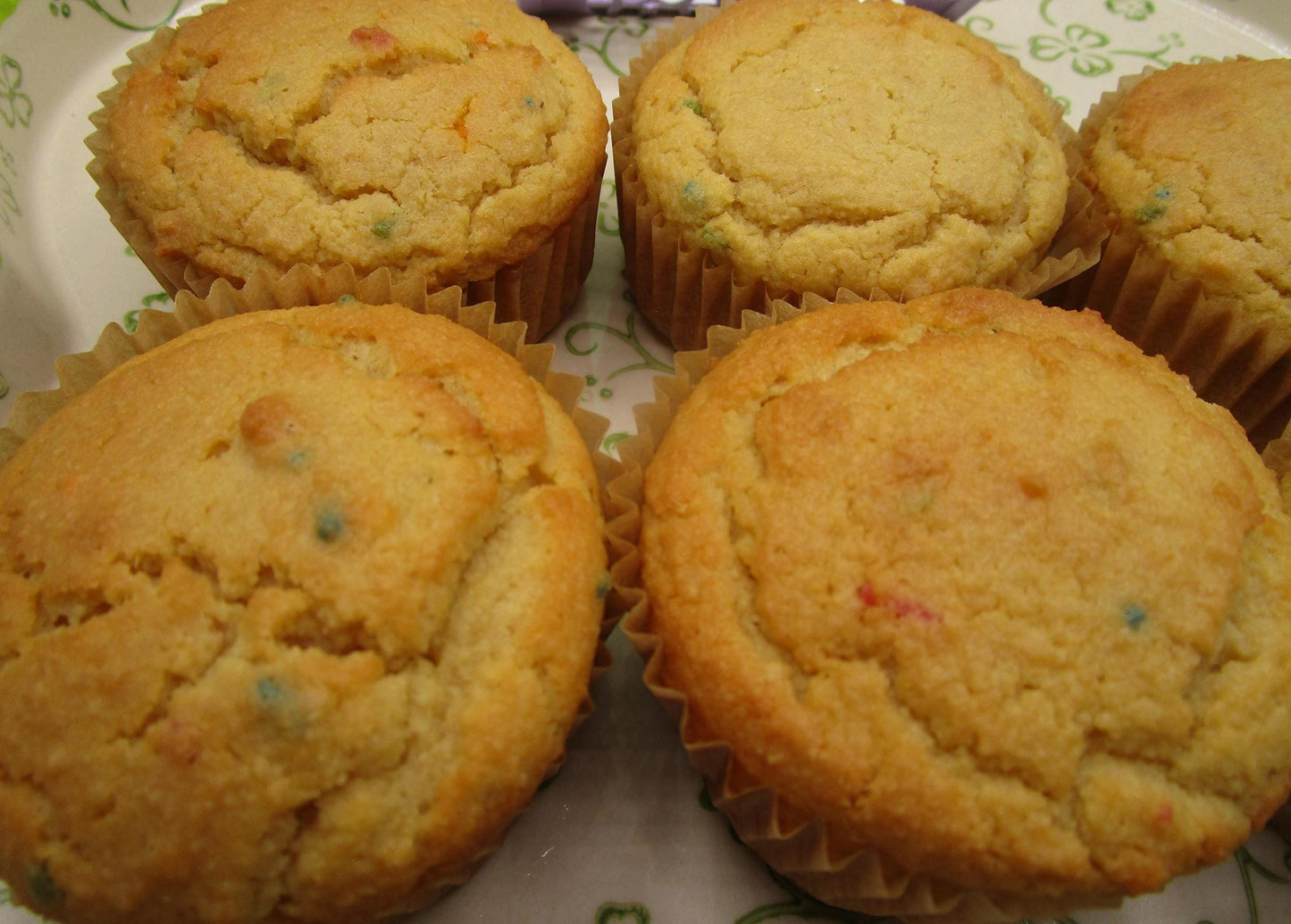 Muffins Keto de Pastel de Cumpleaños de Vainilla - Sin Gluten y Bajo en Carbohidratos