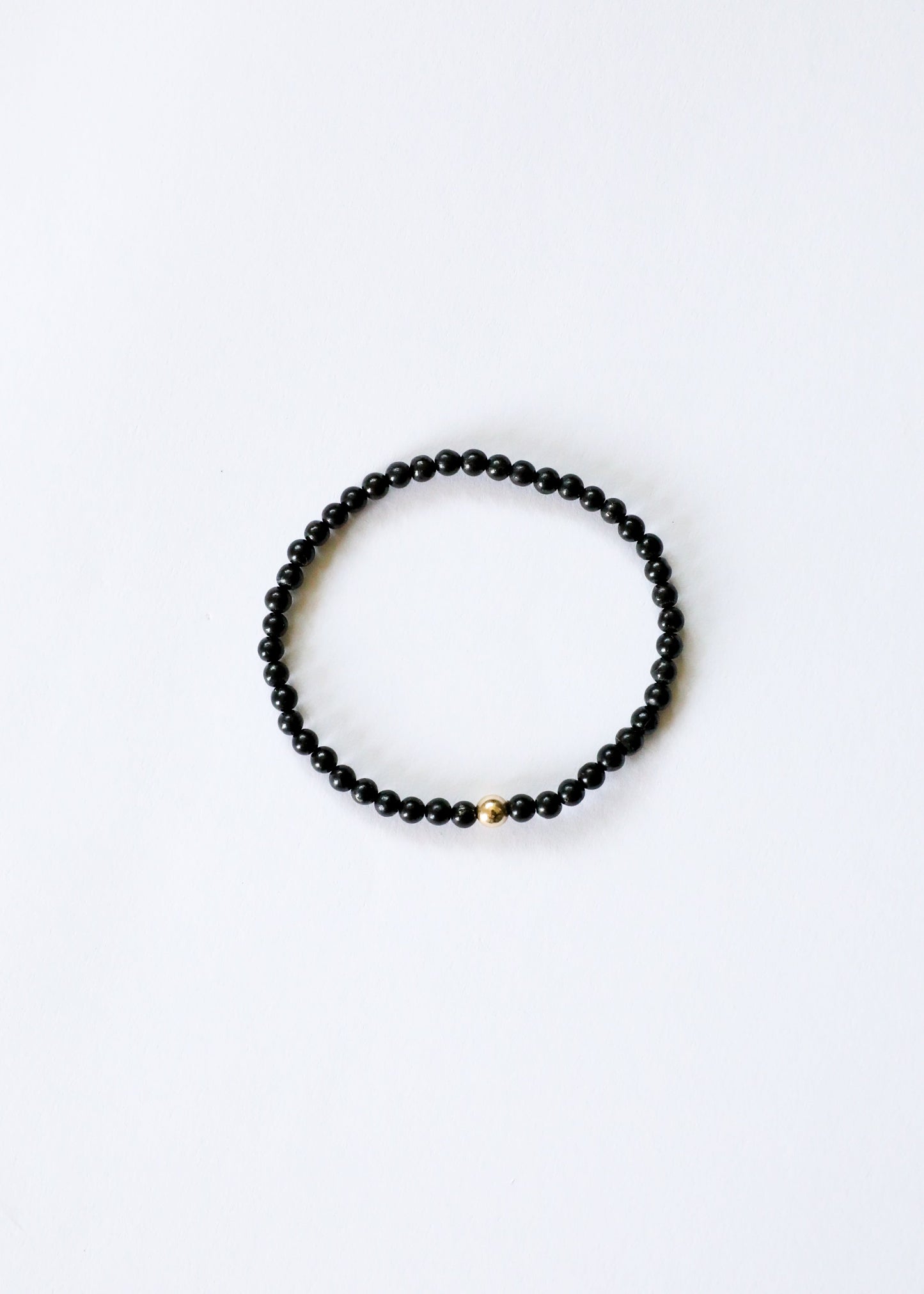 Bracelet en perles élastique en shungite délicat et en or 14 carats