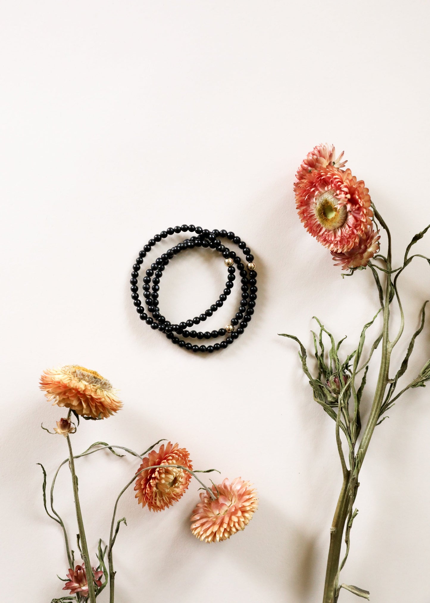 Bracelet en perles élastique en shungite délicat et en or 14 carats