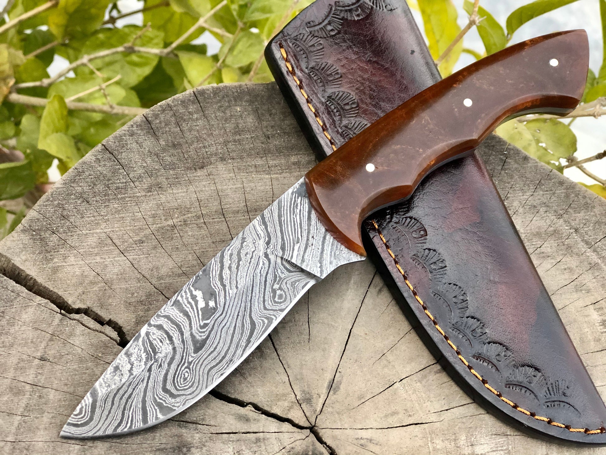 Premium Damascus Steel Hunting Knife with Ergonomic Resin Handle - Korvel