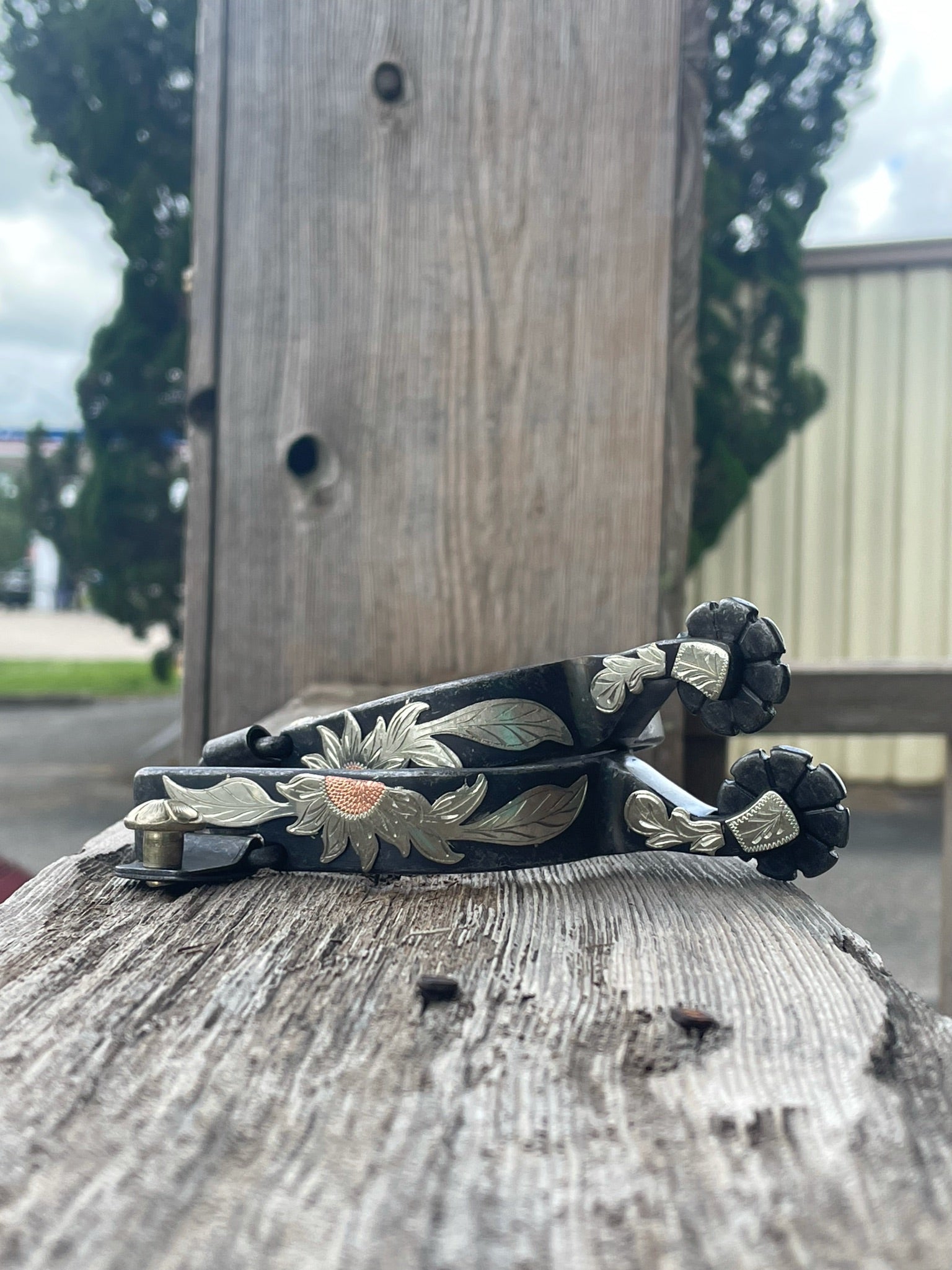Elegant Sunflower Spurs for the Discerning Rider - Korvel