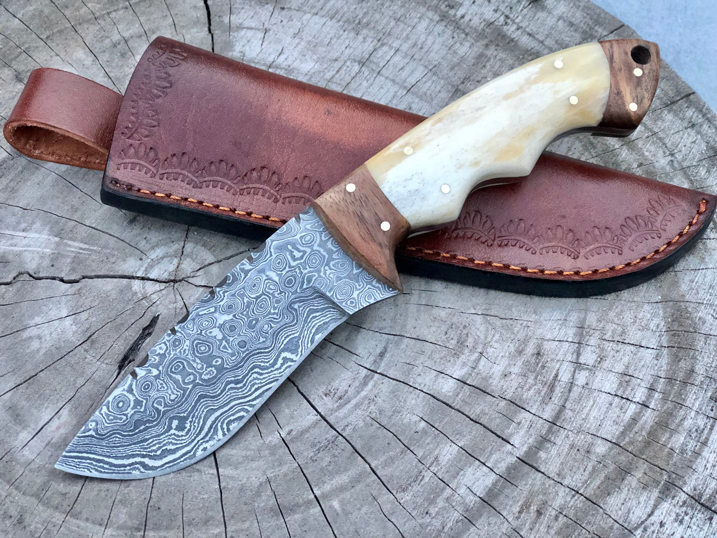 Exceptional Raindrop Damascus Steel Hunting Knife for Avid Outdoorsmen - Korvel