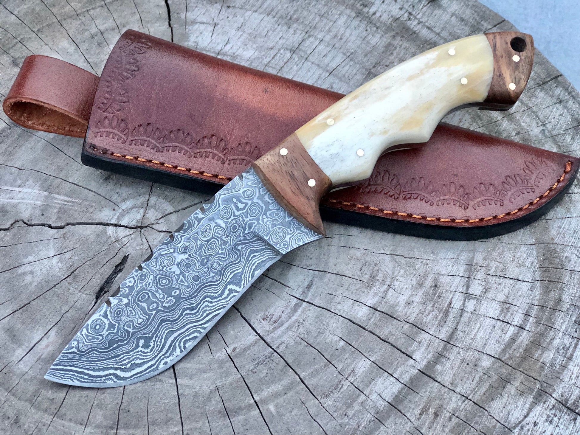 Exceptional Raindrop Damascus Steel Hunting Knife for Avid Outdoorsmen - Korvel