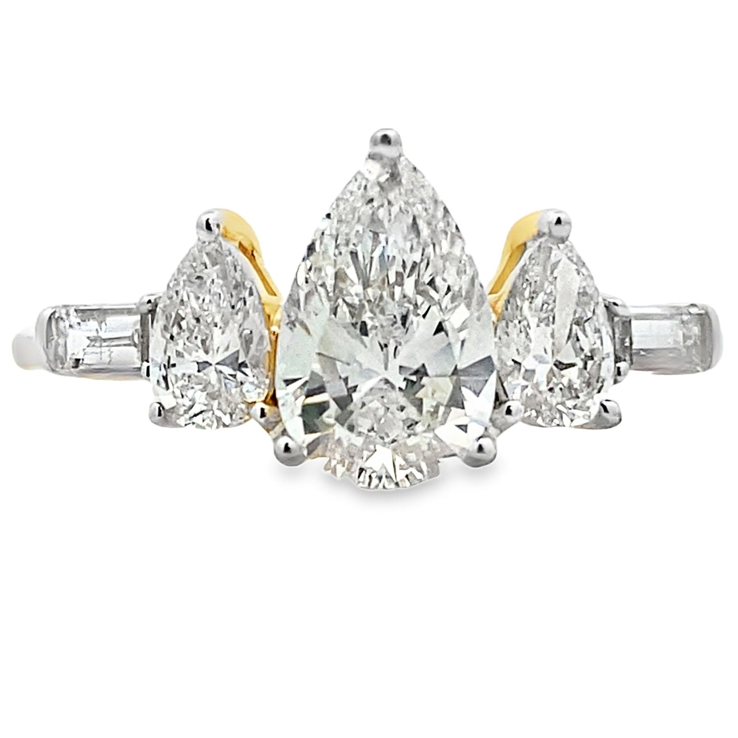 Anillo de 3 piedras con diamante cultivado en laboratorio de 1.50 quilates en oro amarillo de 14KT