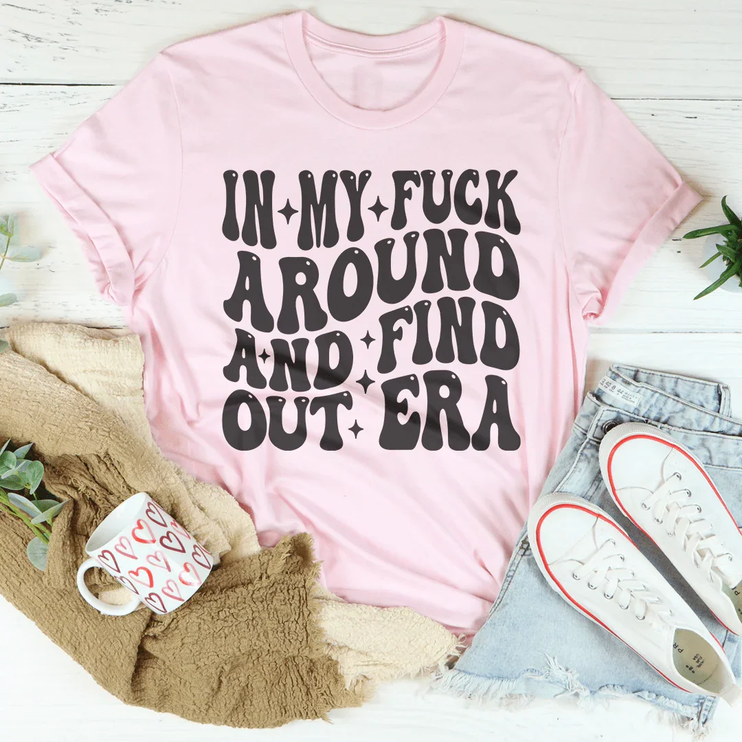 En mi camiseta de la era F* Around And Find Out