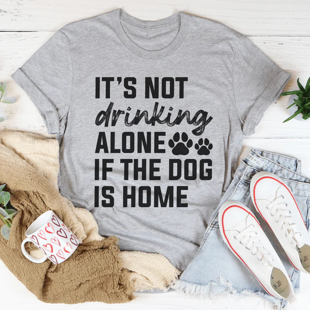 No es beber solo si el perro está en casa camiseta