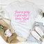 Camiseta "Solo una chica femenina que ama a Dios"