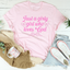 Camiseta "Solo una chica femenina que ama a Dios"