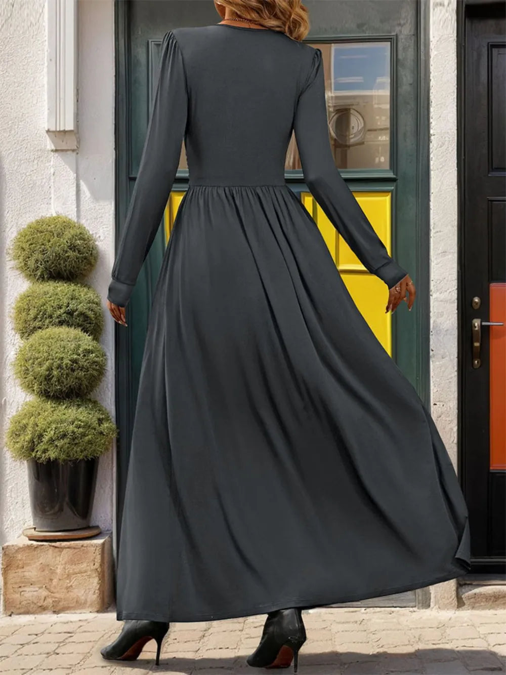 Robe à manches longues avec décolleté en V et fente en dentelle