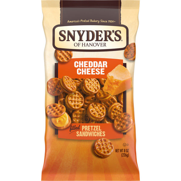 Sandwichs de bretzels farcis au fromage cheddar de Snyder's of Hanover