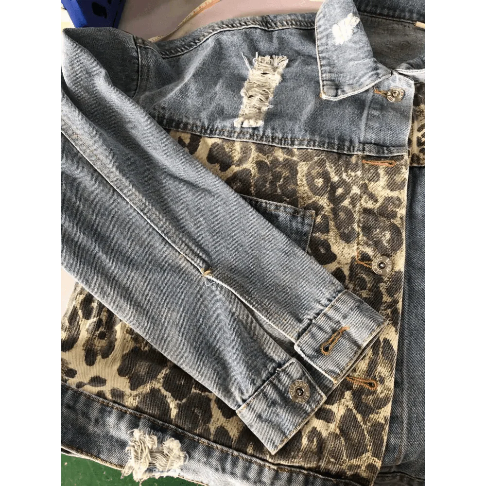 Chaqueta de mezclilla con estampado de leopardo a la moda para mujeres