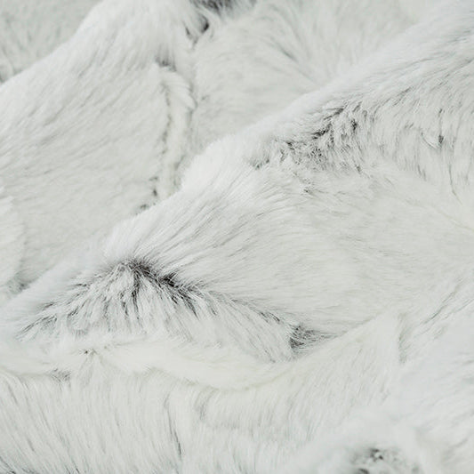Tissu Luxe Cuddle Frosted Hide Titan 58" par yard