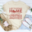 Quedémonos en casa y veamos películas navideñas (camiseta)