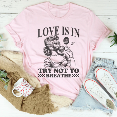 El amor está en la camiseta "Intenta no respirar"