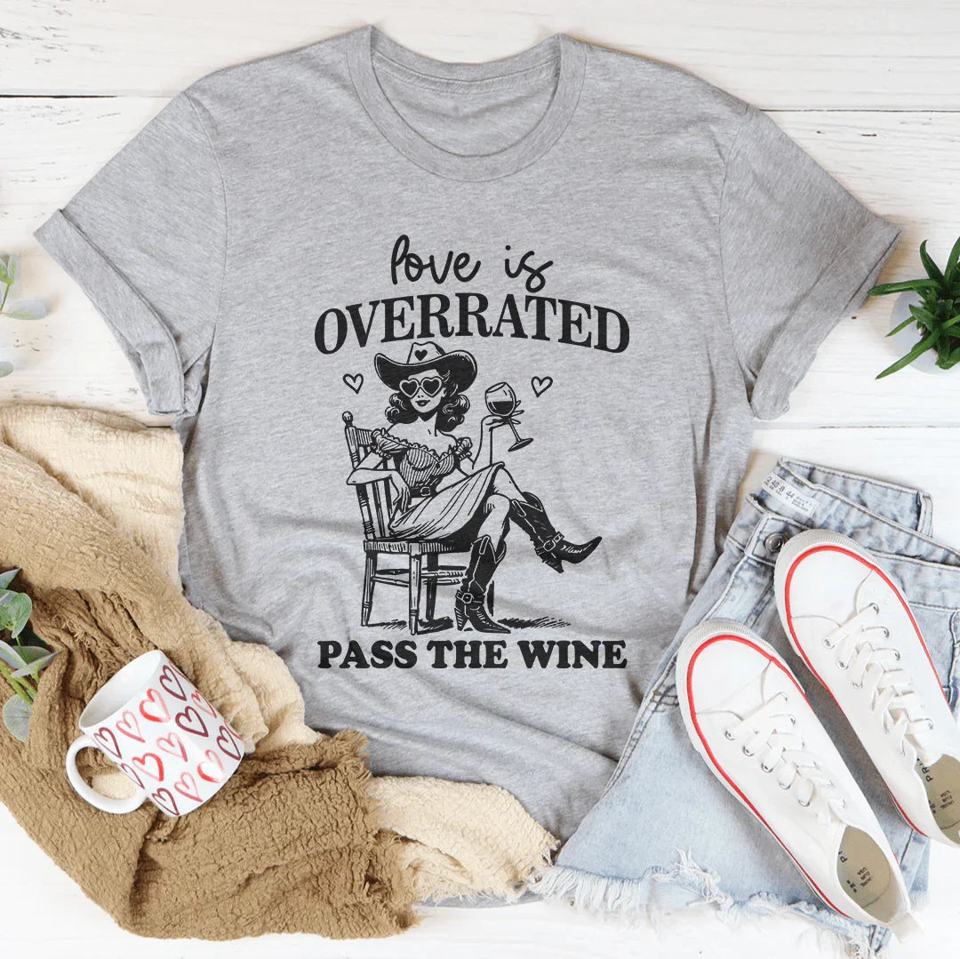El amor está sobrevalorado, pasa el vino T-Shirt