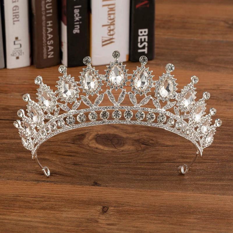 Corona Nupcial Elegante con Acentos de Diamante