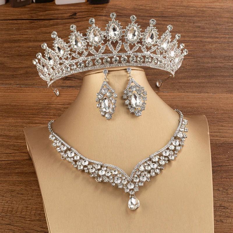 Corona Nupcial Elegante con Acentos de Diamante