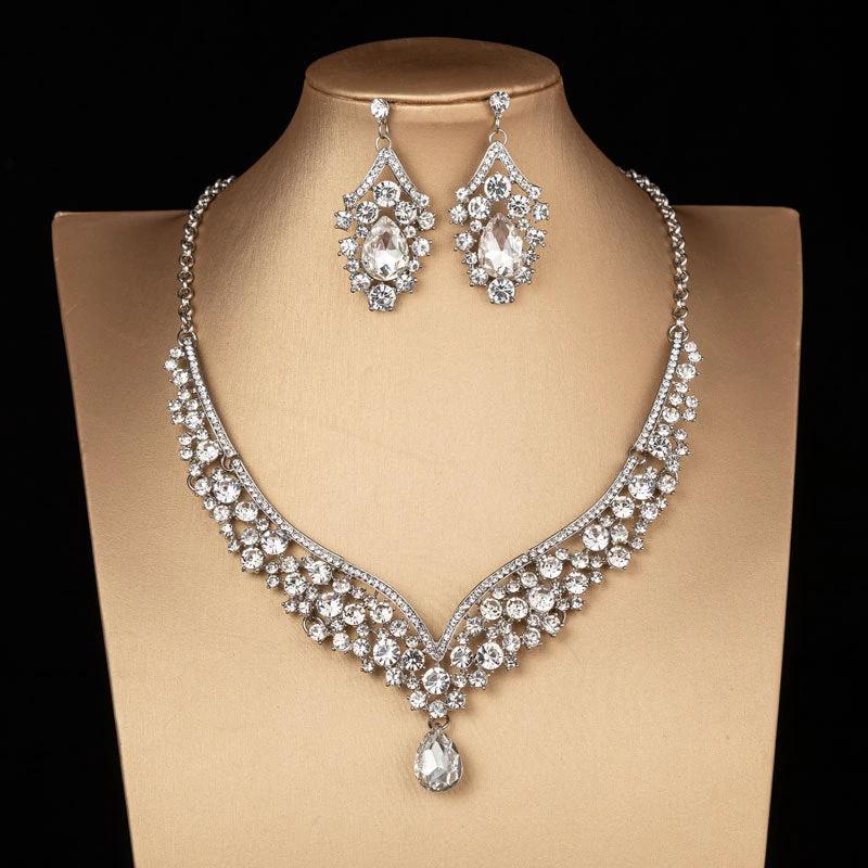 Corona Nupcial Elegante con Acentos de Diamante