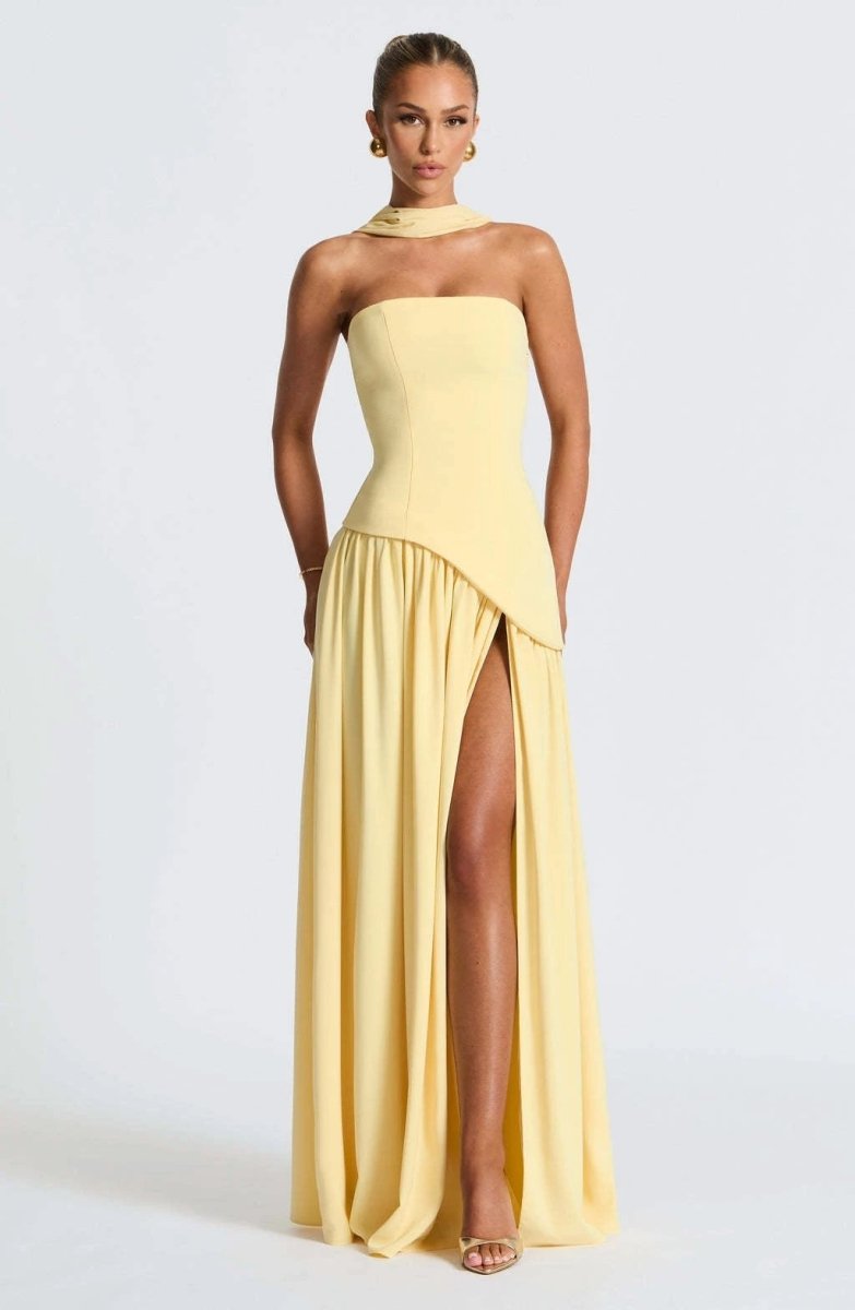 Robe Maxi Maliyah Laque Cerise avec Jupe en Chiffon et Écharpe