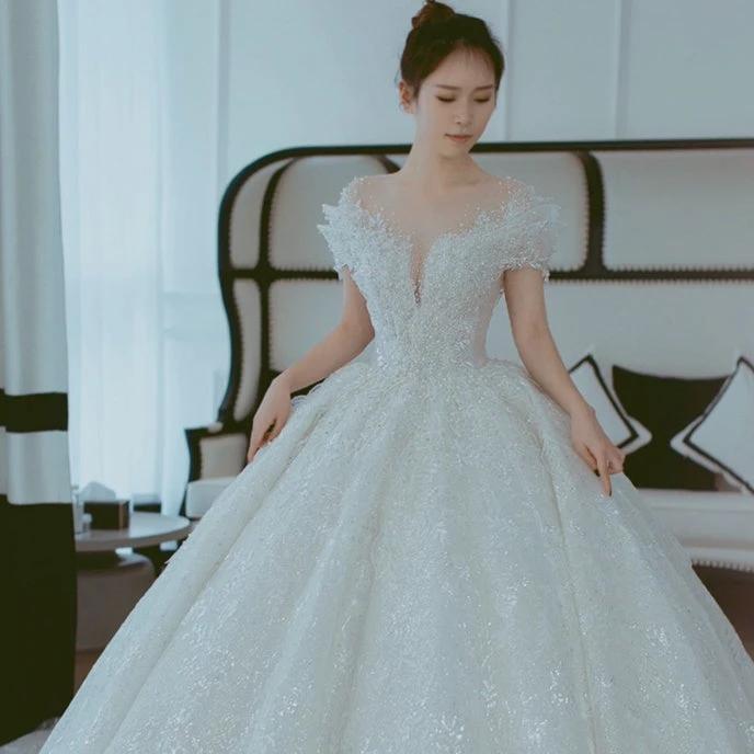 Robe de Mariée Française à Épaules Dégagées