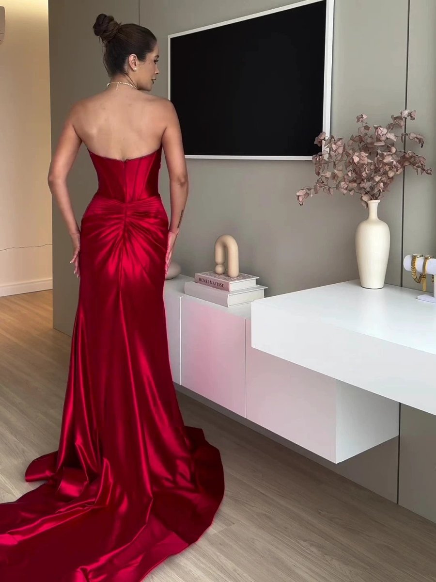 Elegante vestido de noche rojo de tirantes largos
