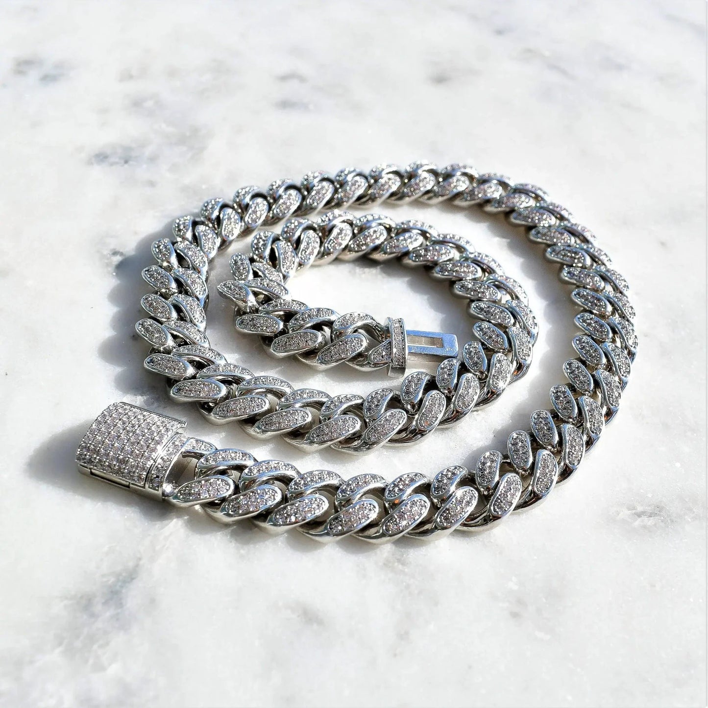 Pulsera de eslabones cubanos de diamante de oro blanco de 12 mm