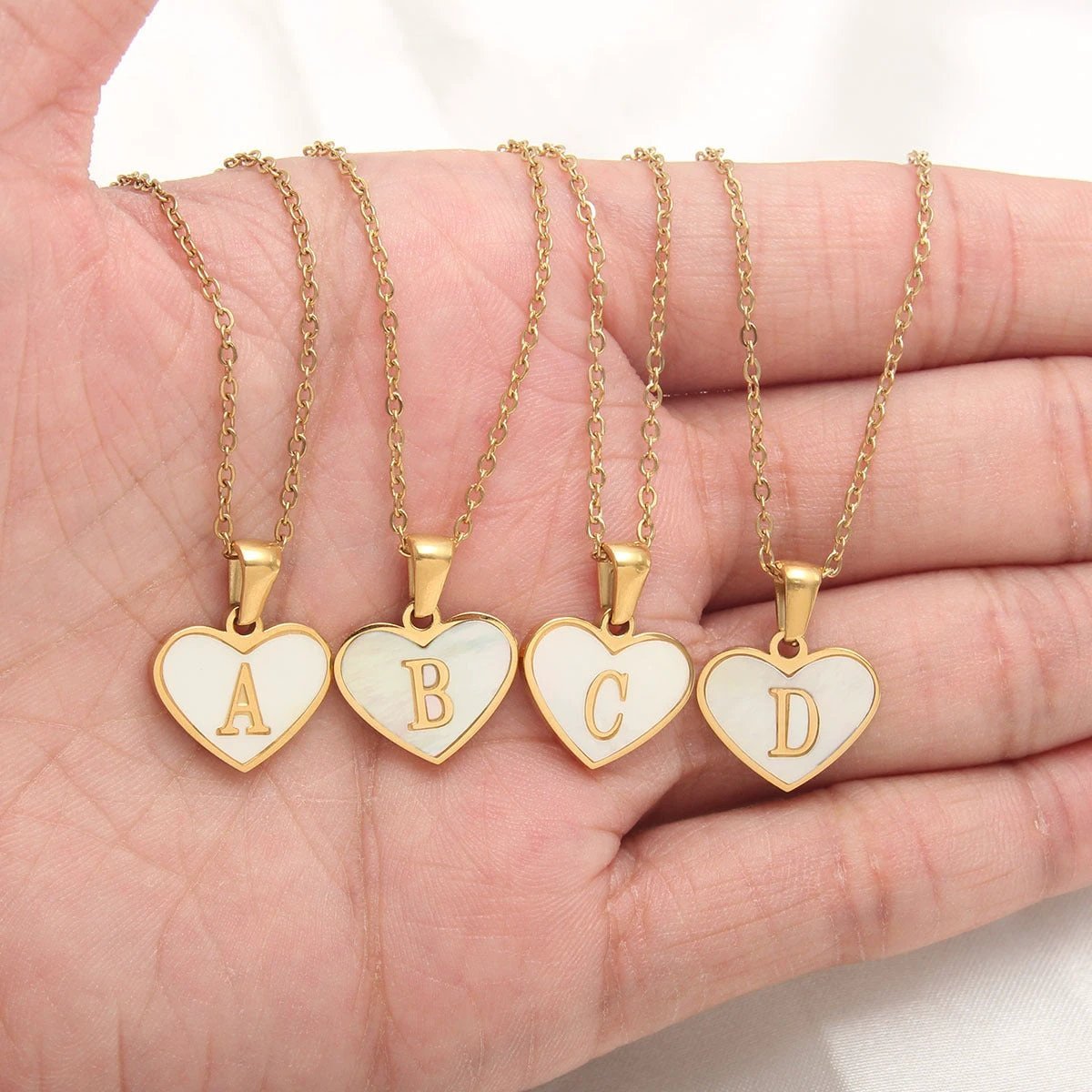 Collier en forme de cœur personnalisé avec 26 lettres en coquille blanche