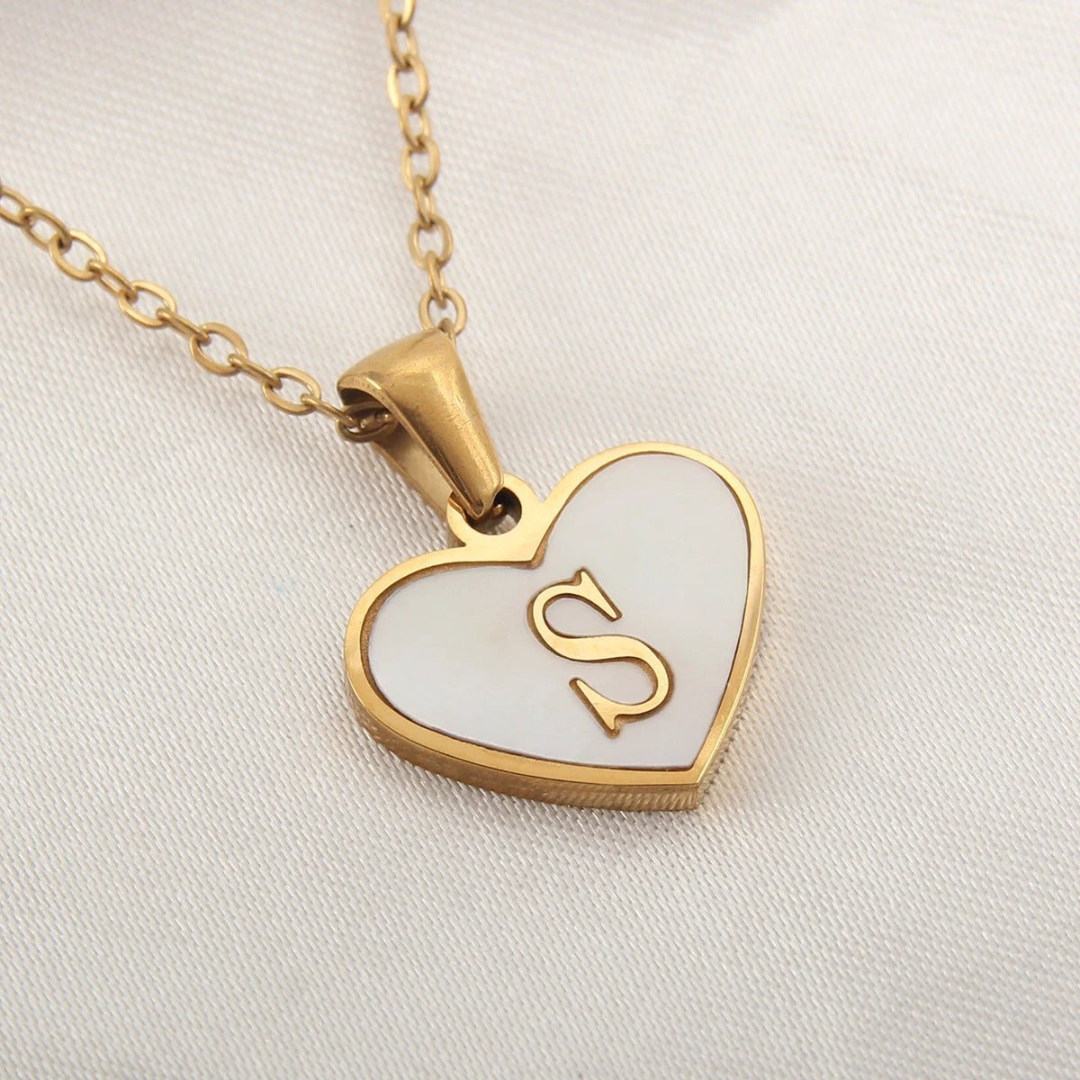 Collier en forme de cœur personnalisé avec 26 lettres en coquille blanche
