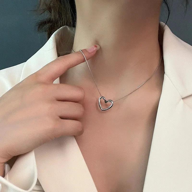 Collar de Corazón Hueco de Acero Inoxidable con Torcido