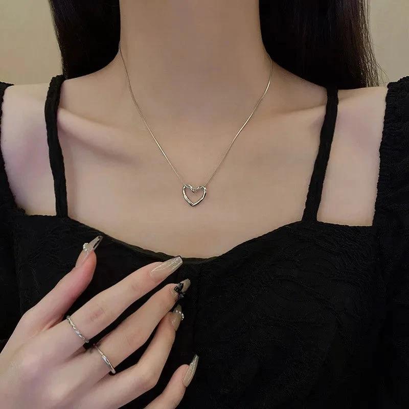 Collar de Corazón Hueco de Acero Inoxidable con Torcido