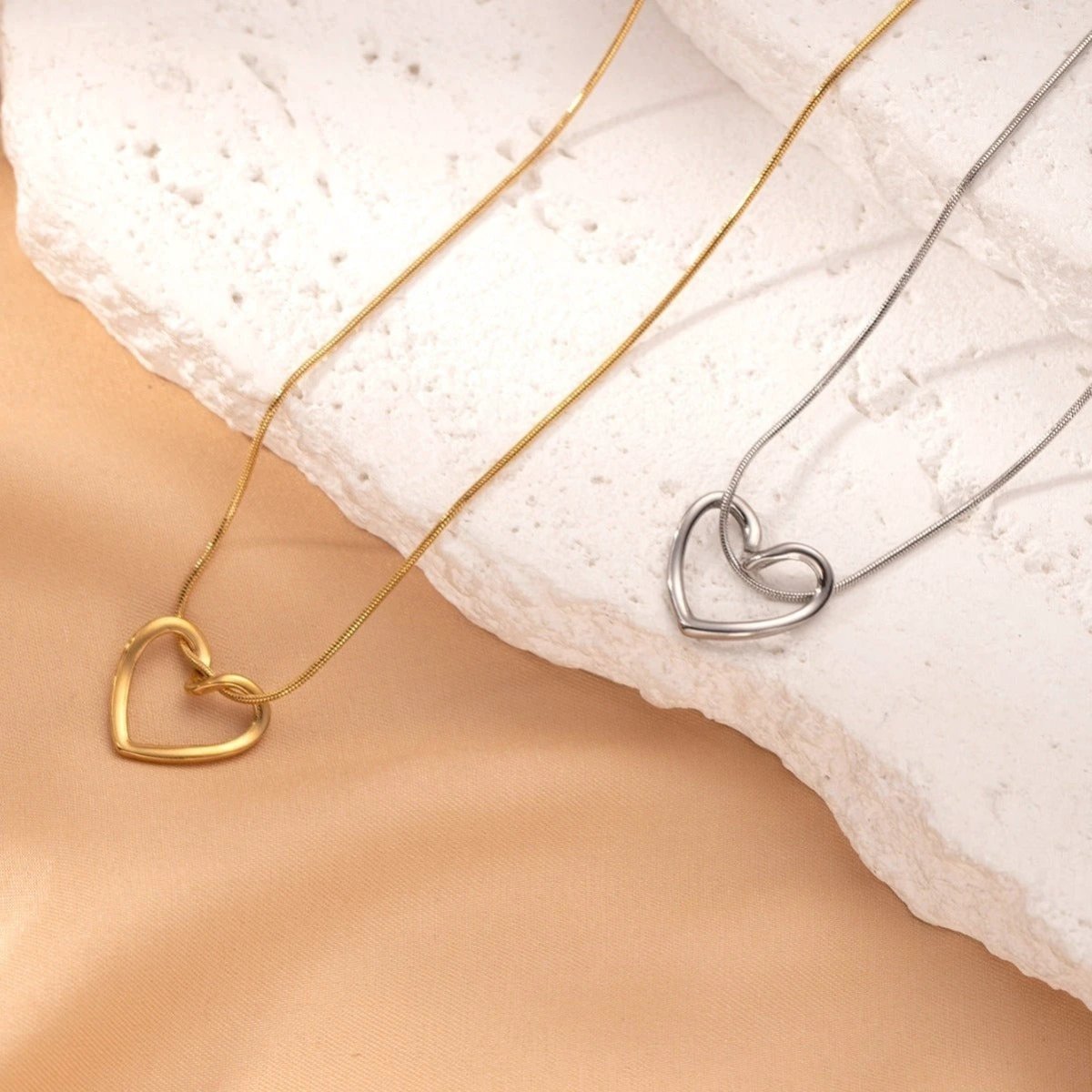 Collar de Corazón Hueco de Acero Inoxidable con Torcido