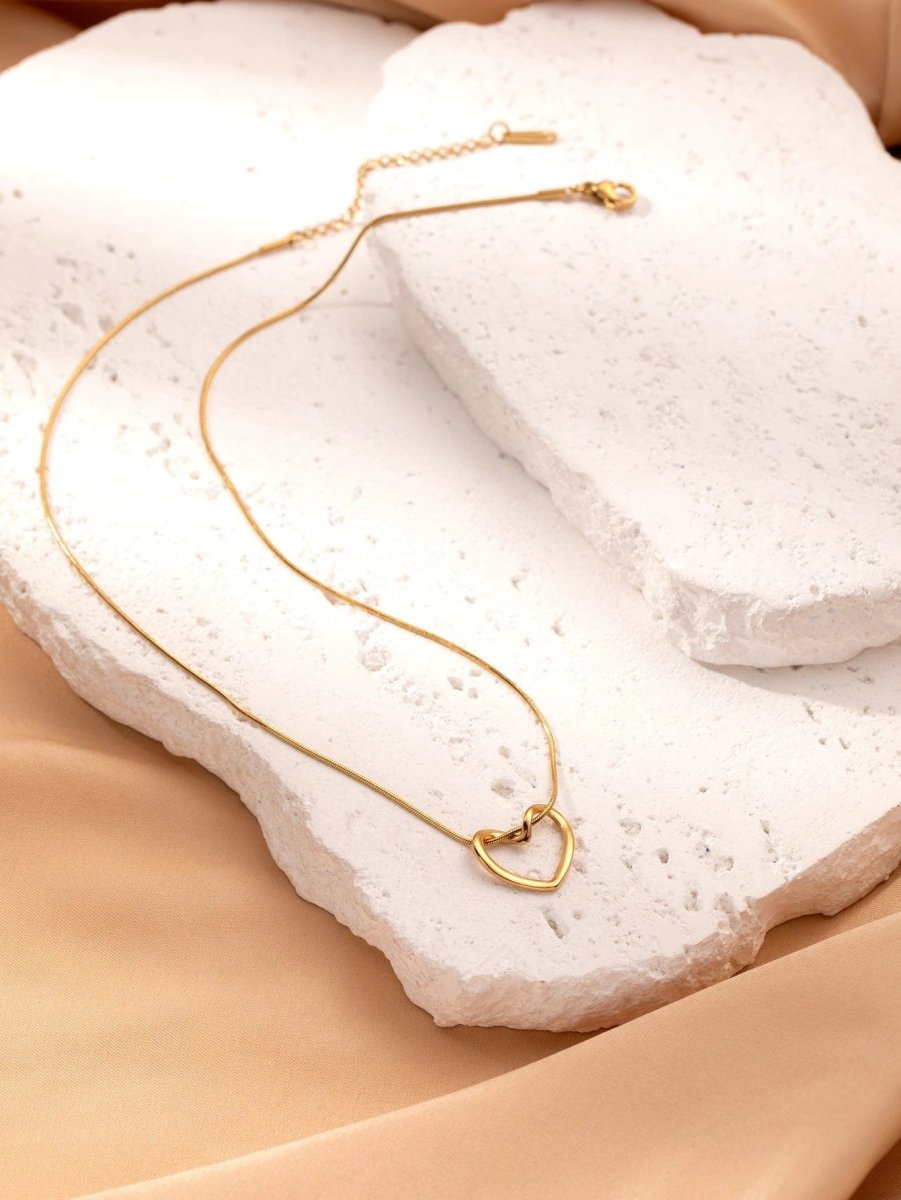 Collar de Corazón Hueco de Acero Inoxidable con Torcido