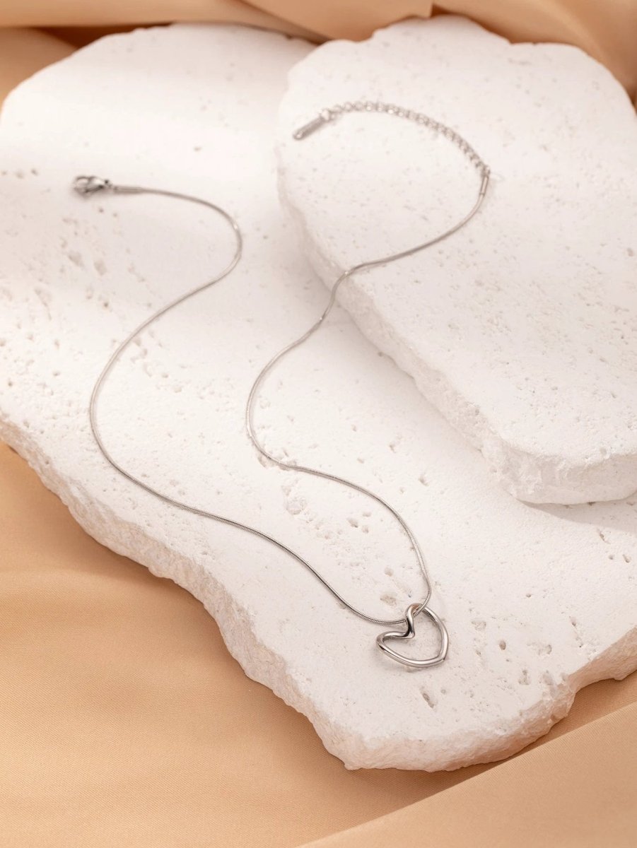 Collar de Corazón Hueco de Acero Inoxidable con Torcido